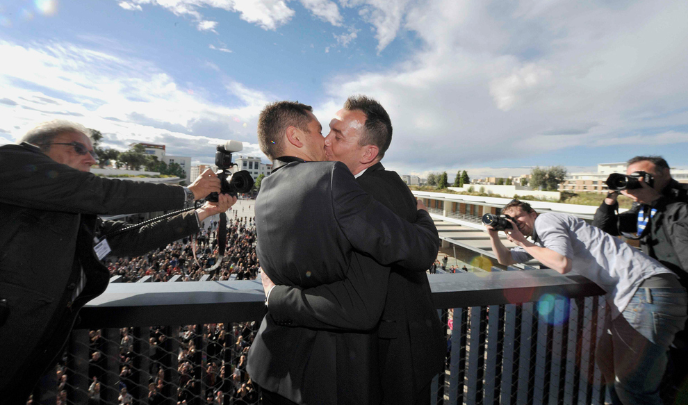 Le premier couple de même sexe à se marier en France, ils s'embrassent sur le balcon en face de la foule après leur mariage à l'hôtel de ville de Montpellier.