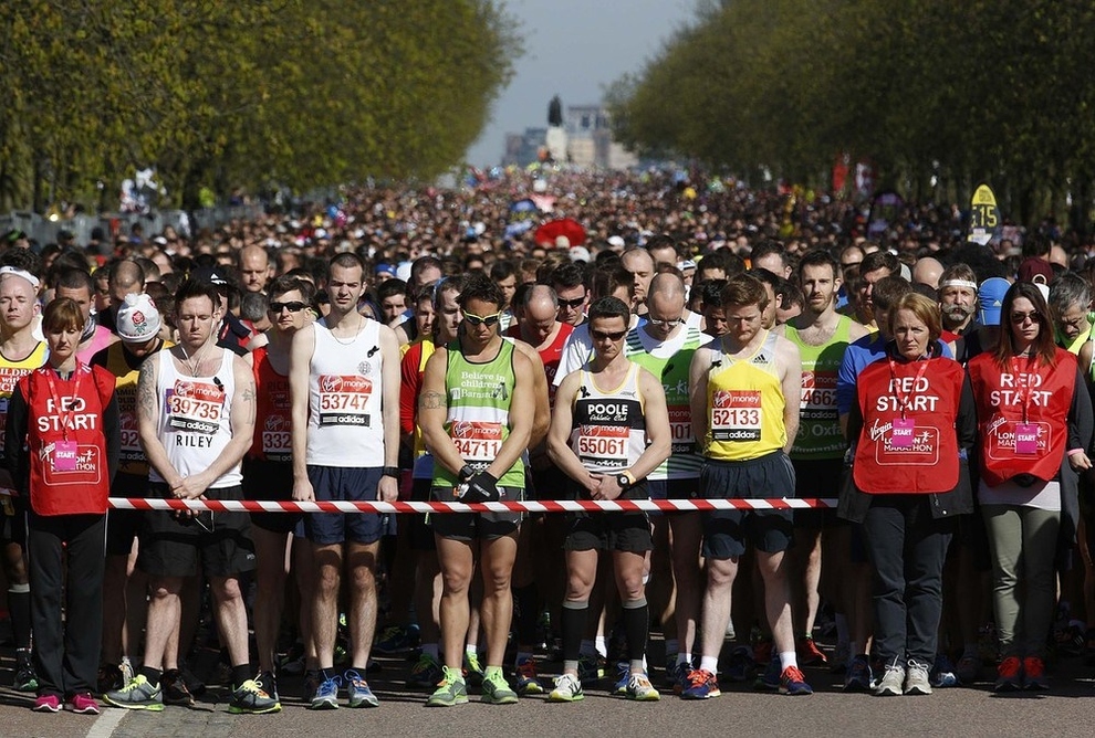 Les coureurs font un moment de silence pour les victimes des attentats du marathon de Boston avant le début du marathon de Londres à Greenwich, au sud-est de Londres.